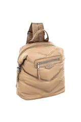 Mochila Trendy color camel con diseño acolchado en forma de V. Tiene un compartimento principal con cierre y un bolsillo frontal con cierre. Las correas son anchas con la marca Trendy estampada.