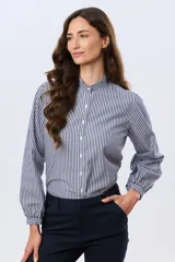 Camisa de manga larga con diseño de rayas verticales en azul y blanco, cuello mao y cierre frontal con botones.
