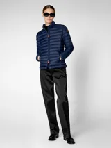 Campera acolchada Save The Duck modelo Carly, color verde militar, confeccionada en nylon y rellena con Plumtech. Cuenta con cuello alto, cierre bidireccional, bolsillos laterales con cierre y logo redondo de goma en la manga izquierda.