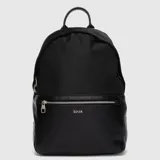 Mochila urbana de color negro con cuerpo de nailon y base de cuero sintético. Cuenta con un compartimento principal con cierre, un bolsillo delantero con cierre horizontal y asa superior.