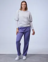 Buzo gris claro de jersey, marca Nanette, con cuello redondo y mangas largas abullonadas con detalle de pinzas en los hombros.