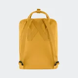 Mochila Fjallraven modelo Kanken Classic, color negro, con compartimento principal con cierre, bolsillo frontal con cierre, asas superiores con broche y correas ajustables para los hombros. Incluye el parche redondo característico de la marca en el frente.