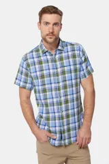 Camisa de lino de manga corta con diseño a cuadros en tonos azul, verde y blanco, con cuello camisero y cierre frontal de botones.