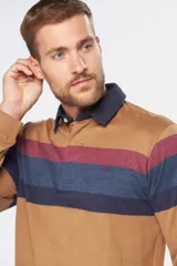 Remera tipo polo con corte clásico, color marrón con rayas horizontales azul marino y bordó en el pecho. Cuello en gabardina azul marino, puños en rib y bordado en el pecho.