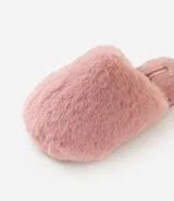 Pantufla cerrada de mujer confeccionada en tejido de peluche suave, con suela de goma termoplástica.