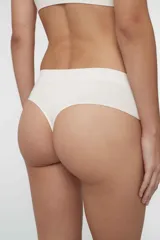 Bombacha tipo culotteless de microfibra sin costuras, con tiro bajo y cintura elástica. Presenta un diseño minimalista con un pequeño logo estampado en el frente.