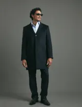 Sobretodo 3/4 de paño, color gris oscuro, con cuello solapa, cierre frontal de botones, manga larga y bolsillos laterales de ribete.