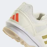 Championes de hockey Adidas Fabela Rise color crema con detalles dorados y suela blanca.