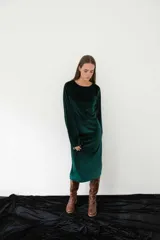 Vestido midi de terciopelo verde oscuro, de manga larga y silueta recta con escote redondo.