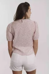 Blusa celeste con estampado de líneas verticales y mangas abullonadas cortas.