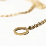 Collar dorado con cadena de eslabones y dije circular.