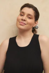 Top blanco tejido sin mangas y cuello a la base, corte al cuerpo.