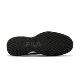 Championes Fila Forehand Clay de hombre color negro con detalles en amarillo y gris. Capellada de material sintético con perforaciones y piezas cosidas. Entresuela de EVA con tecnología Superaction y suela de goma bicolor con tecnología Ever-Grip y pivotes.