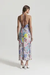 Vestido largo de algodón y seda con estampado multicolor. Tiene breteles finos que se atan en la espalda, escote recto y corte levemente entallado.