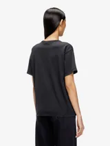 Remera de algodón negra de calce regular, con cuello redondo y mangas cortas. Presenta el icónico logo Oval D con acabado metálico en el centro del pecho.
