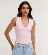 Blusa sin mangas de Blue Steel, confeccionada en tejido de algodón acanalado con escote en V profundo. Presenta un diseño ajustado al cuerpo y textura vertical en relieve.
