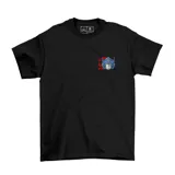 Remera negra de algodón con estampado pequeño en el pecho que muestra la cabeza de Optimus Prime sobre un fondo cuadrado rojo con caracteres japoneses.