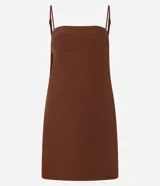 Vestido corto marrón de poliéster y elastano, corte sastrero, con escote recto, breteles finos, recorte en el busto y aberturas laterales.