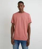 Remera de manga corta y cuello redondo, confeccionada en algodón peruano de alta calidad. Presenta un diseño liso y corte cómodo, ideal para uso diario.