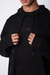 Buzo canguro blanco con capucha forrada en beige y bolsillo tipo parche color beige. Estampa con logo en el pecho.