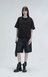 Bermuda de jean color azul oscuro, con corte recto y tiro medio. Presenta bolsillos delanteros y traseros.