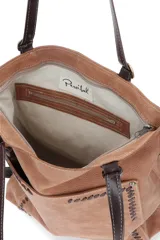 Bolso tipo tote de cuero color tostado con costuras decorativas en contraste en el frente. Cuenta con doble asa superior, correa bandolera ajustable y extraíble, y detalle de borlas colgantes.