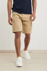 Bermuda color beige con bolsillos cargo laterales.