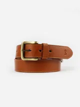 Cinto de cuero color camel de 40mm de ancho, con hebilla metálica dorada y costuras decorativas.