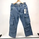 Pantalón jean celeste, corte holgado, con múltiples bolsillos tipo cargo en los laterales.