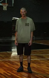 Remera de manga corta, cuello redondo y calce oversize, color verde militar con efecto batik artesanal. Presenta un parche o estampado en el pecho con el número "90".