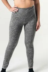 Calza deportiva de tiro extra alto, confeccionada en tela con fibra LYCRA® XTRA LIFE™. Presenta una faja de doble tela diseñada para brindar mayor contención abdominal.