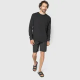 Polerón gris de algodón orgánico, corte regular y cuello redondo.