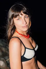 Top de bikini con aro, color crudo con contorno negro, fabricado con lycra premium texturizada y broche en la espalda con 3 posiciones para regular la medida del contorno.