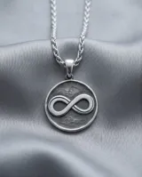 Dije circular de plata 925 con el símbolo de infinito calado en el centro.