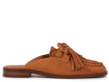 Mocasín zueco de cuero color marrón con detalle de flecos y borlas en la parte delantera.