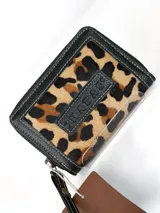 Mini billetera de cuero con textura efecto cocodrilo y cierre perimetral. Presenta un parche central con el logo de la marca grabado.