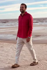 Camisa de lino color terracota con botones de madera hasta la mitad.