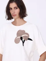 Sweater gris de manga corta con bordado de flor en el frente.