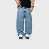 Pantalón jean baggy estilo oversize, color azul claro con efecto deslavado, de corte amplio y relajado en las piernas.