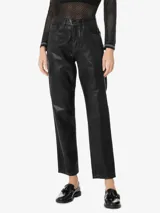 Pantalón negro de sarga con superficie de resina, tiro alto, corte recto, cinco bolsillos, trabillas en la cintura y cierre frontal con cremallera y botón.