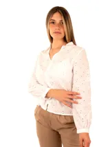 Blusa blanca de broderie con cuello mao y mangas largas.