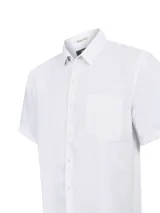 Camisa de lino blanca de manga corta, con cuello abotonado, cierre frontal de botones y un bolsillo aplicado en el pecho.