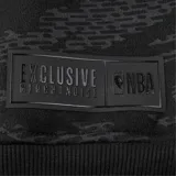 Canguro negro con capucha, estampado camuflado en tonos grises y logo de los Chicago Bulls bordado en el pecho.