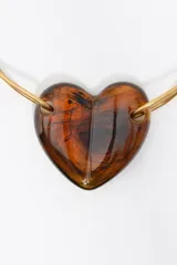 Gargantilla rígida de latón dorado con dije colgante de resina en forma de corazón con efecto carey.