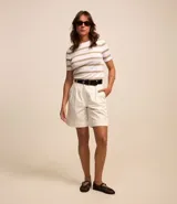 Blusa de punto ligero con diseño de rayas horizontales, cuello redondo y mangas cortas. Confeccionada en una mezcla de viscosa y poliamida, presenta un ajuste al cuerpo.