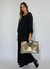 Bolso de mano tipo clutch color azul con lentejuelas negras.