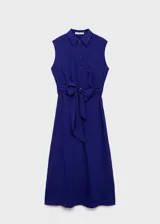 Vestido midi de corte evasé y diseño sin mangas, confeccionado en tejido texturizado color azul. Presenta cuello camisero, cierre frontal con botones, bolsillo de parche en el pecho y un lazo ajustable en la cintura.