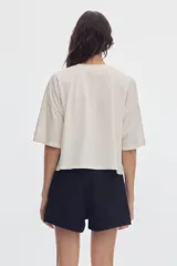 Remera cropped de algodón con efecto lavado, cuello redondo, mangas cortas y bordado "PASTICHE" en el pecho.