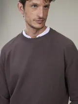 Sweater de punto color azul marino con cuello redondo y mangas raglán.