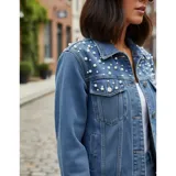 Campera de jean color negro con apliques de perlas en la parte superior frontal. Presenta cuello clásico, cierre frontal con botones metálicos y dos bolsillos en el pecho.
